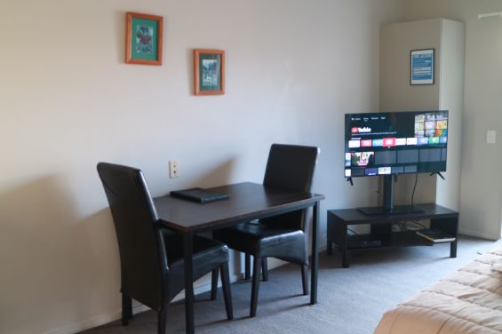 Executive 1-Bedroom Spa Suite - dinint table and TV